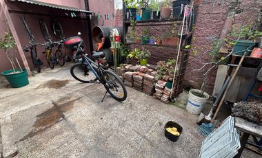 Casa sobre lote propio, patio. Florida.