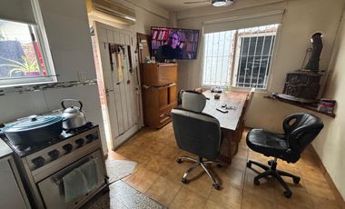 Casa sobre lote propio, patio. Florida.