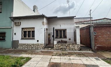 Casa sobre lote propio, patio. Florida.