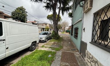 Casa sobre lote propio, patio. Florida.