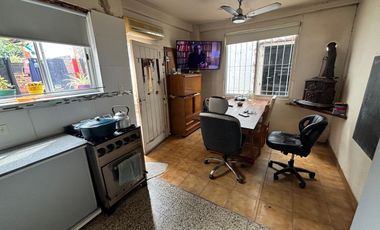 Casa sobre lote propio, patio. Florida.