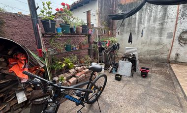 Casa sobre lote propio, patio. Florida.