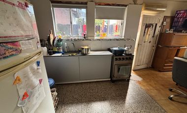 Casa sobre lote propio, patio. Florida.