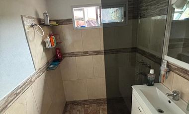 Casa sobre lote propio, patio. Florida.