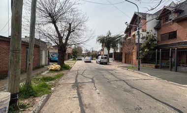 Casa sobre lote propio, patio. Florida.
