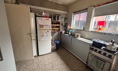 Casa sobre lote propio, patio. Florida.