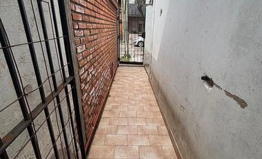 Casa sobre lote propio, patio. Florida.