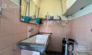 Chalet Sobre Lote de 10x27,5m con Fondo, Garaje, Ideal Refacción