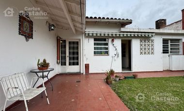 Chalet Sobre Lote de 10x27,5m con Fondo, Garaje, Ideal Refacción