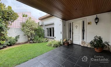 Chalet Sobre Lote de 10x27,5m con Fondo, Garaje, Ideal Refacción