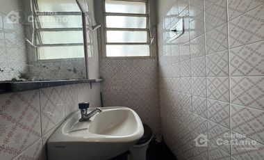 Chalet Sobre Lote de 10x27,5m con Fondo, Garaje, Ideal Refacción