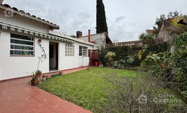 Chalet Sobre Lote de 10x27,5m con Fondo, Garaje, Ideal Refacción