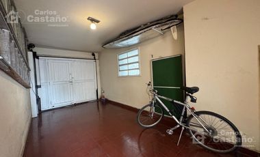 Chalet Sobre Lote de 10x27,5m con Fondo, Garaje, Ideal Refacción