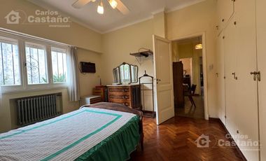 Chalet Sobre Lote de 10x27,5m con Fondo, Garaje, Ideal Refacción