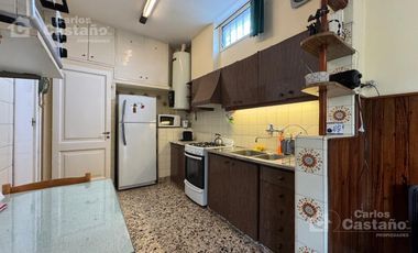 Chalet Sobre Lote de 10x27,5m con Fondo, Garaje, Ideal Refacción