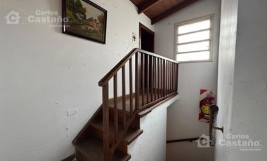 Chalet Sobre Lote de 10x27,5m con Fondo, Garaje, Ideal Refacción