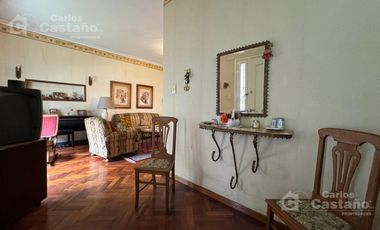 Chalet Sobre Lote de 10x27,5m con Fondo, Garaje, Ideal Refacción