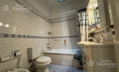 Chalet Sobre Lote de 10x27,5m con Fondo, Garaje, Ideal Refacción