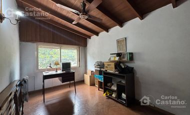 Chalet Sobre Lote de 10x27,5m con Fondo, Garaje, Ideal Refacción