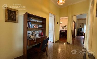 Chalet Sobre Lote de 10x27,5m con Fondo, Garaje, Ideal Refacción