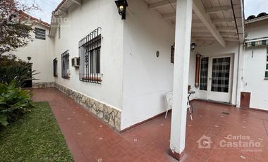 Chalet Sobre Lote de 10x27,5m con Fondo, Garaje, Ideal Refacción