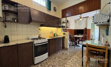 Chalet Sobre Lote de 10x27,5m con Fondo, Garaje, Ideal Refacción