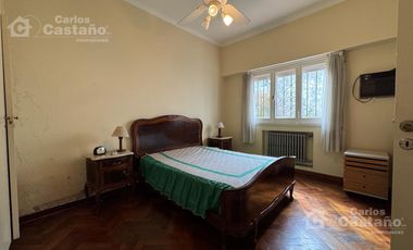 Chalet Sobre Lote de 10x27,5m con Fondo, Garaje, Ideal Refacción