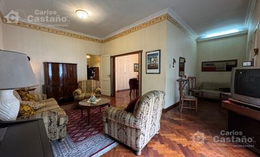 Chalet Sobre Lote de 10x27,5m con Fondo, Garaje, Ideal Refacción