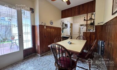 Chalet Sobre Lote de 10x27,5m con Fondo, Garaje, Ideal Refacción