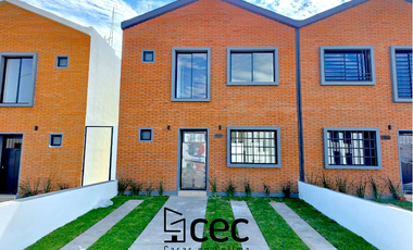 CASA DE 2 PLANTAS, 3 RECÁMARAS, 2 BAÑOS, COCHERA PARA 2 AUTOS