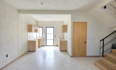 CASA DE 2 PLANTAS, 3 RECÁMARAS, 2 BAÑOS, COCHERA PARA 2 AUTOS
