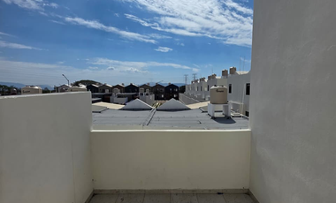 CASA DE 2 PLANTAS, 3 RECÁMARAS, 2 BAÑOS, COCHERA PARA 2 AUTOS