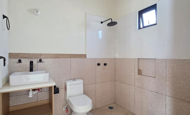 CASA DE 2 PLANTAS, 3 RECÁMARAS, 2 BAÑOS, COCHERA PARA 2 AUTOS
