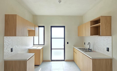 CASA DE 2 PLANTAS, 3 RECÁMARAS, 2 BAÑOS, COCHERA PARA 2 AUTOS