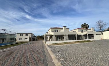 Casa en  venta en barrio Chic Village Pilar