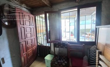 Casa   2 dptos a metros de Av. Tucuman.