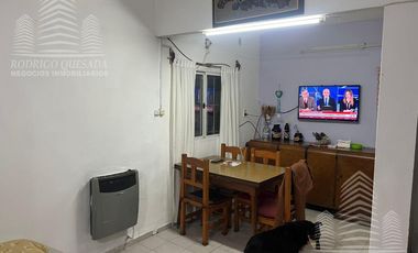 Casa   2 dptos a metros de Av. Tucuman.