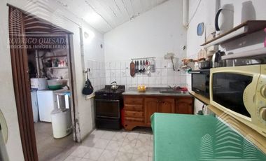 Casa   2 dptos a metros de Av. Tucuman.