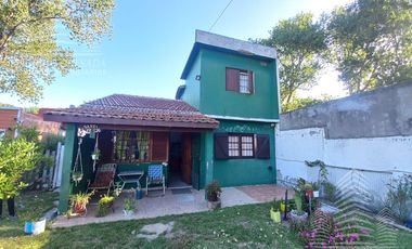 Casa   2 dptos a metros de Av. Tucuman.