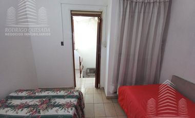 Casa   2 dptos a metros de Av. Tucuman.