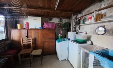 Casa   2 dptos a metros de Av. Tucuman.