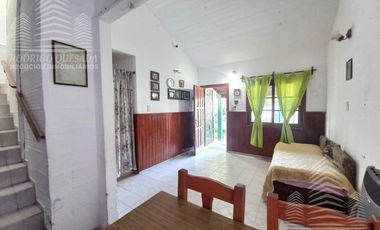 Casa   2 dptos a metros de Av. Tucuman.