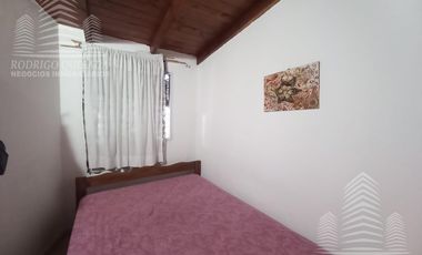 Casa   2 dptos a metros de Av. Tucuman.