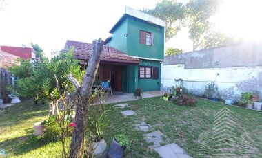 Casa   2 dptos a metros de Av. Tucuman.