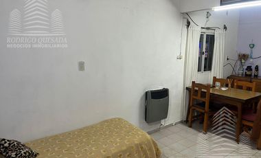 Casa   2 dptos a metros de Av. Tucuman.