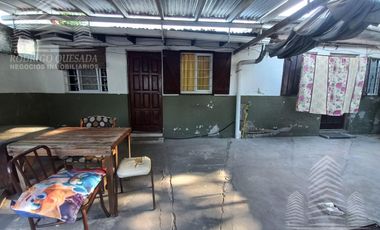 Casa   2 dptos a metros de Av. Tucuman.