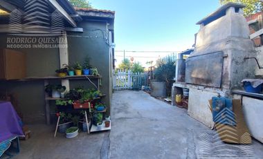 Casa   2 dptos a metros de Av. Tucuman.