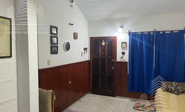 Casa   2 dptos a metros de Av. Tucuman.