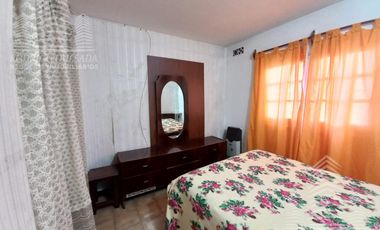 Casa   2 dptos a metros de Av. Tucuman.