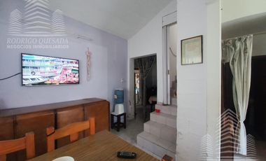 Casa   2 dptos a metros de Av. Tucuman.